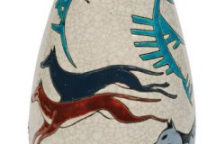 RARE-VASE-A-DECOR-POLYCHROME-D-UN-CERVIDE-PRIS-EN-CHASSE-PAR-TROIS-CHIENS.-RAREHELLIP-