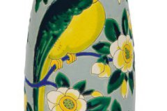 VASE-A-DECOR-POLYCHROME-DE-PERROQUETS-DANS-DIFFERENTES-ATTITUDES-ET-DE-MOTIFS-VEGETAUX.HELLIP-1-1
