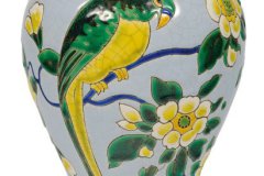 VASE-A-DECOR-POLYCHROME-DE-PERROQUETS-DANS-DIFFERENTES-ATTITUDES-ET-DE-MOTIFS-VEGETAUX.HELLIP-1-2